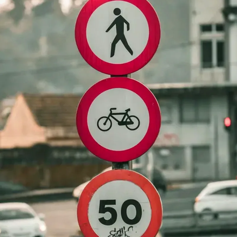 Verkeersborden met tekst, de leesvaardigheid die bij een dyslexie theorie examen geen struikelblok meer hoeft te zijn
