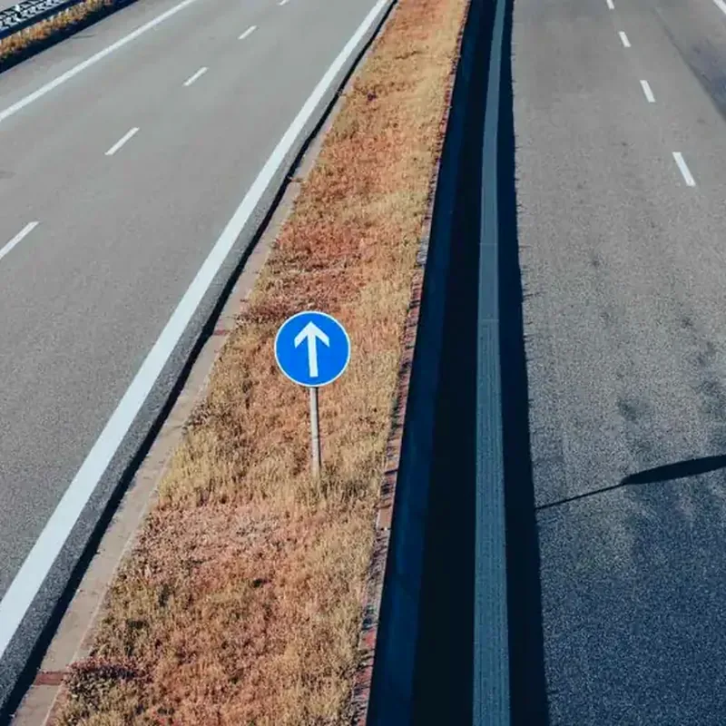 Wegwijzer langs de weg, symbool voor de eigen route en het eigen tempo bij een theorie examen met extra tijd