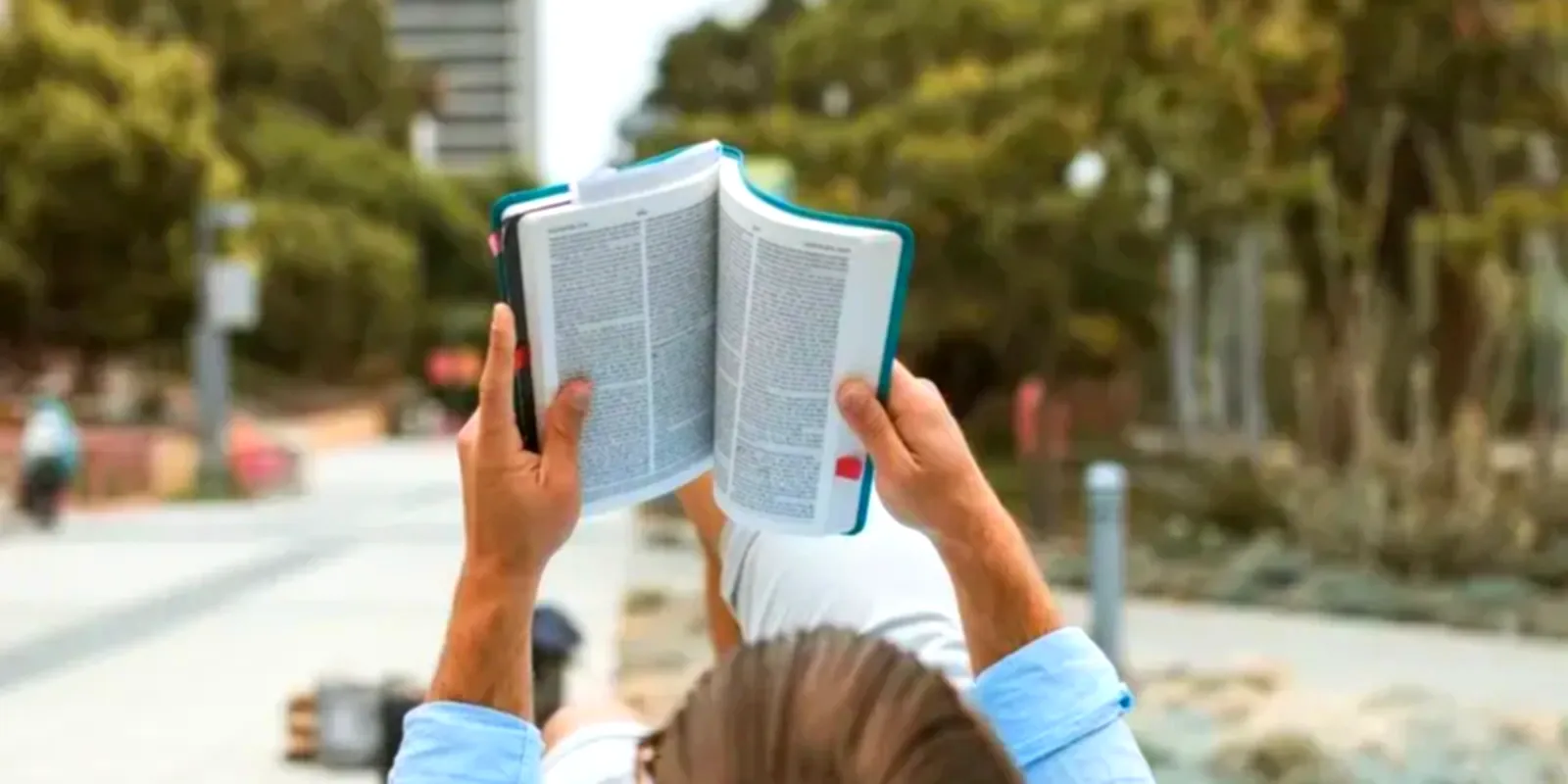 Cursist leest rustig de theorie door ter voorbereiding op het dyslexie theorie examen bij het CBR
