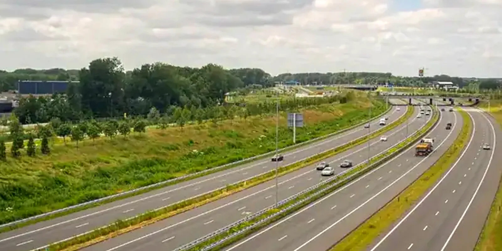 Snelweg met verkeer, waar cursisten van 1op1cursus.nl na hun theorie examen zelf gaan rijden