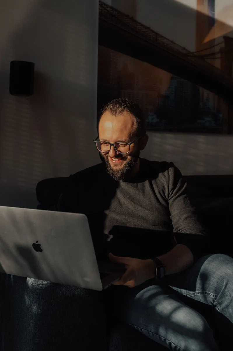 Cursist volgt auto theorie mondeling via online les op laptop