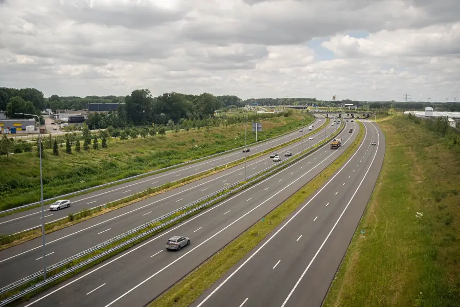 Overzichtelijke snelweg, symbool voor duidelijke verkeersregels bij auto theorie voor moeilijk lerende