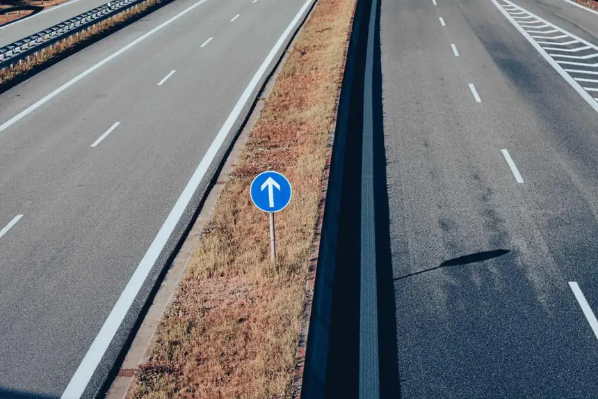 Twee routes naar hetzelfde doel, symbool voor dyslexie theorie examen opties