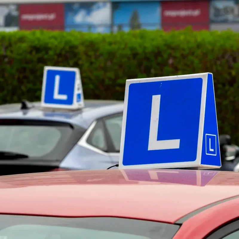 Lesauto met blauw L-bord, het resultaat waar cursisten van 1op1cursus.nl naartoe werken