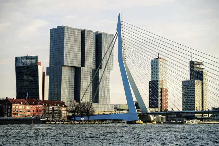 Skyline Rotterdam met Erasmusbrug, locatie theorie cursus Rotterdam