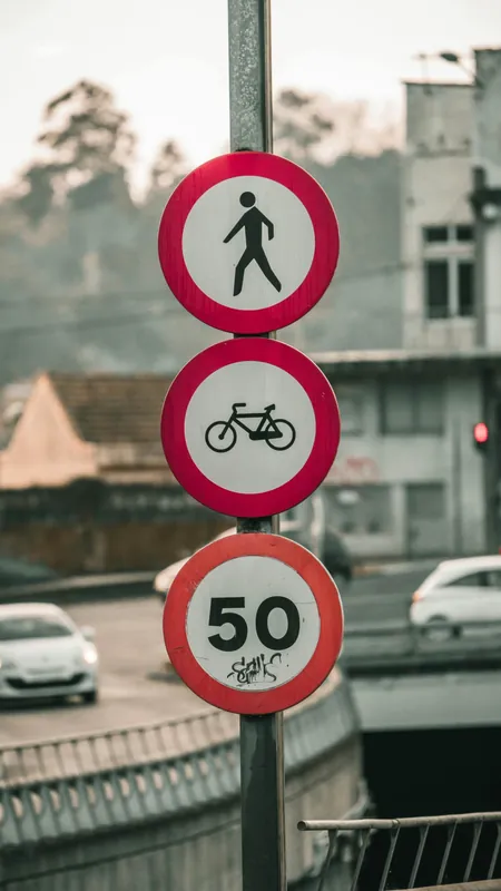 Verbodsborden en maximumsnelheid 50 kilometer per uur op een Nederlandse weg
